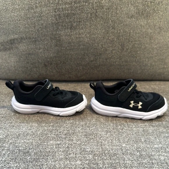 NWOT- Under Armour Black Kids Shoes. Size 6 toddler - Picture 4 of 9